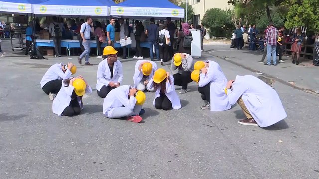 İstanbul Tıp Fakültesi öğrencilerinden tiyatral protesto - İSTANBUL