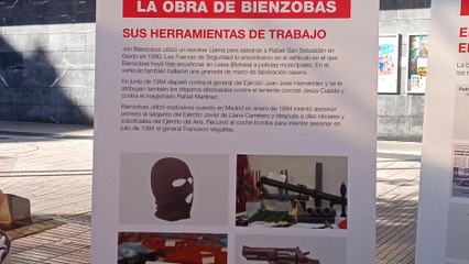 Alonso frente a paneles para denunciar la exposición de Bienzobas