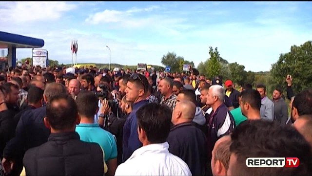Report TV - Fermerët e Lushnjes dhe Beratit bllokojnë rrugën: Duam subvencionim nga qeveria