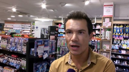 David explique la télémédecine dans sa pharmacie.