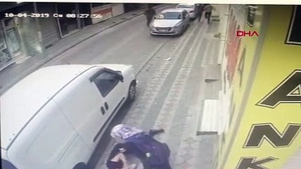 3 şüpheli sokak ortasında 2 kişiyi ayrı ayrı gasp etti, kimse yardım etmedi
