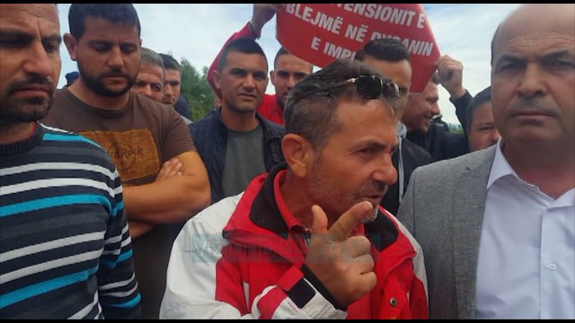 Fermerët në protestë, bllokojnë aksin kombëtar Berat-Lushnje - News, Lajme - Vizion Plus