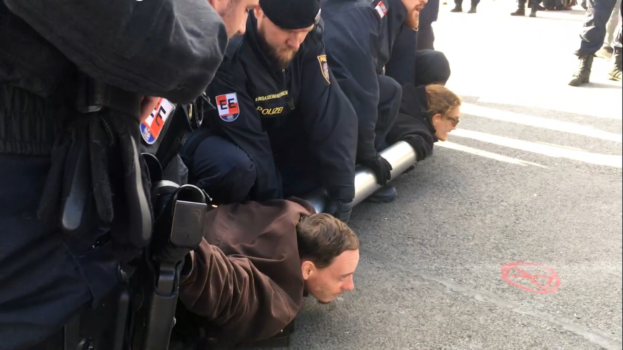 Extinction Rebellion in Wien: Polizei transportiert Demonstranten ab