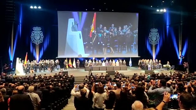 El acto del Día de la Policía empieza con el himno de España