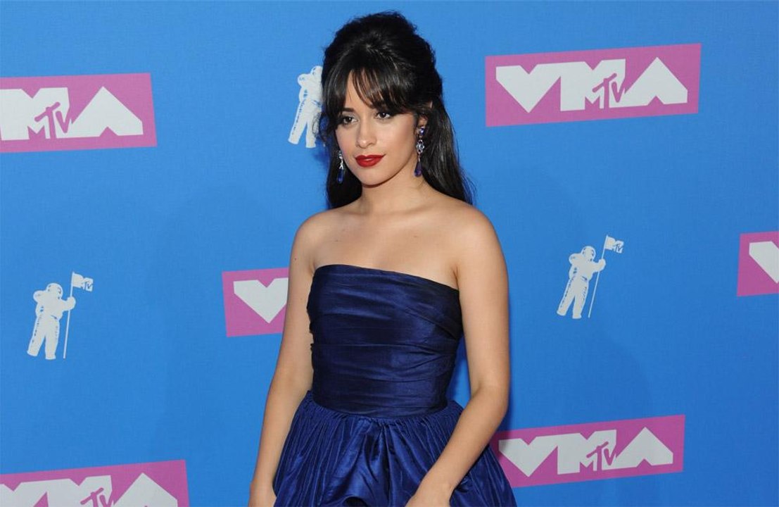 Camila Cabello pede conselhos a Ed Sheeran 'a todo momento'