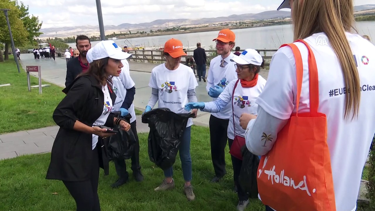 Büyükelçiler öğrencilerle Mogan Gölü'nde kıyı temizliği yaptı - ANKARA