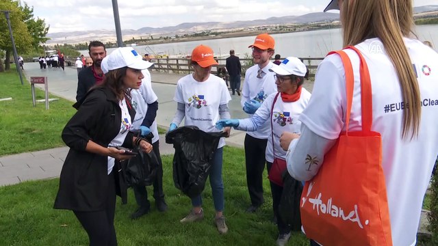 Büyükelçiler öğrencilerle Mogan Gölü'nde kıyı temizliği yaptı - ANKARA