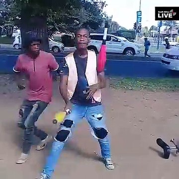 Deux jongleurs se passent leurs massues