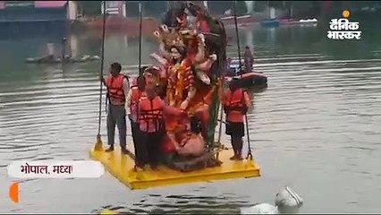 खटलापुरा हादसे के बाद छोटे तालाब में क्रेन से विसर्जित की जाएंगी मां दुर्गा की प्रतिमाएं, विसर्जन शुरू