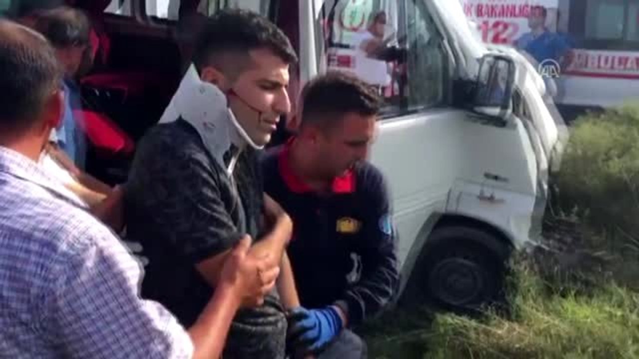 Yolcu minibüsü ile otomobil çarpıştı: 5 yaralı