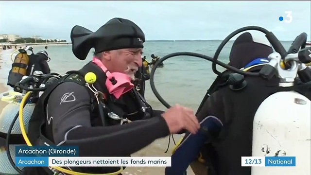 Arcachon : des plongeurs nettoient les fonds marins