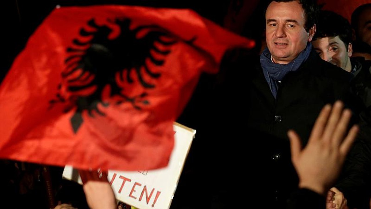 'Revolution' im Kosovo: Wahlsieger ist Albin Kurti (44)