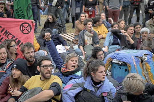 Extinction Rebellion : « On fonctionne par messagerie cryptée »