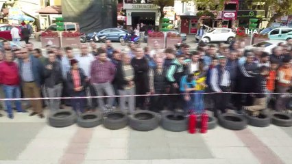 Bir dönemin fenomeniydi... Çivili tahta ile iki otomobilin arasına girdi, yaptığı şovla yürekleri ağza getirdi