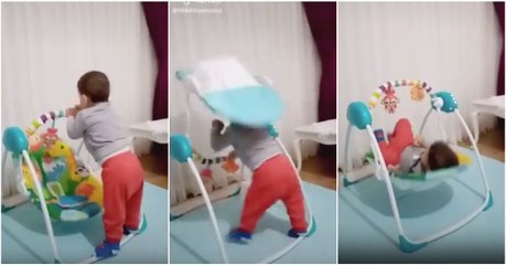 Bebé usa método "ninja" para se colocar numa espreguiçadeira