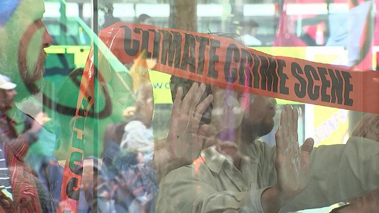 'Extinction Rebellion': Umweltaktivisten kleben sich an Bankfiliale