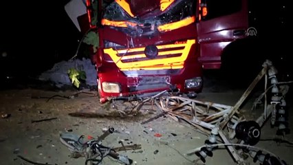 Freni tutmayan tır elektrik direğine çarptı - ADANA