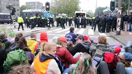 Hollanda'da iklim protestocularının işgal eylemleri - AMSTERDAM