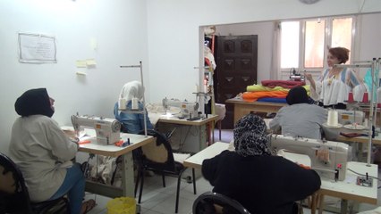 من صنع لاجئات.. فستان روزالين البيه في الجونة من 800 كيس بلاستيك