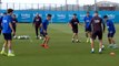 Los jugadores del Barcelona acuden a entrenar