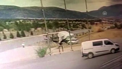 Otomobil şarampole devrildi: 1 ölü, 2 yaralı