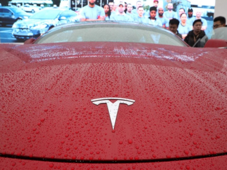 Neuer auslieferungsrekord: tesla räumt an der börse ab