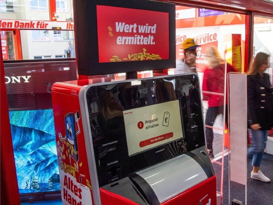 Automat tauscht alte Smartphones gegen Geld ein