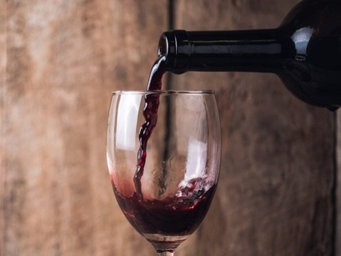 Alkohol gegen Demenz: So können Sie einer Demenz vorbeugen