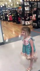 Ce bébé va avoir la peur de sa vie et tombe à la renverse !