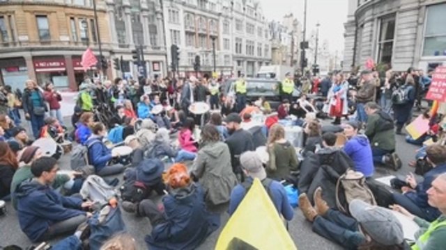 Activistas de varias ciudades del mundo protestan por la inacción climática