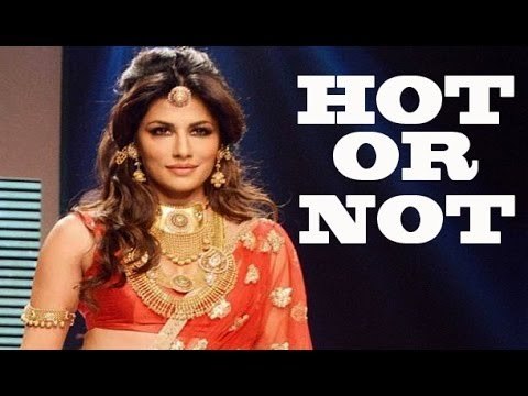 Kriti Sanon | Chitrangada Singh | Sonam Kapoor | IIJW 2015 Ramp Walk