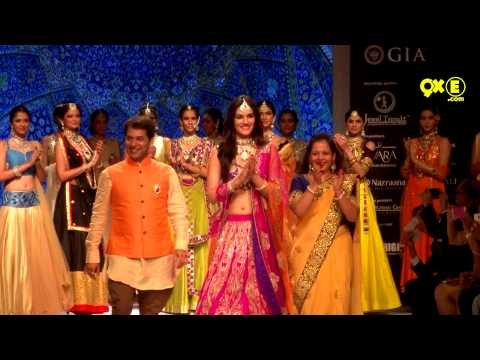 Kriti Sanon, Dia Mirza walk the ramp for IIJW fashion week | SpotboyE