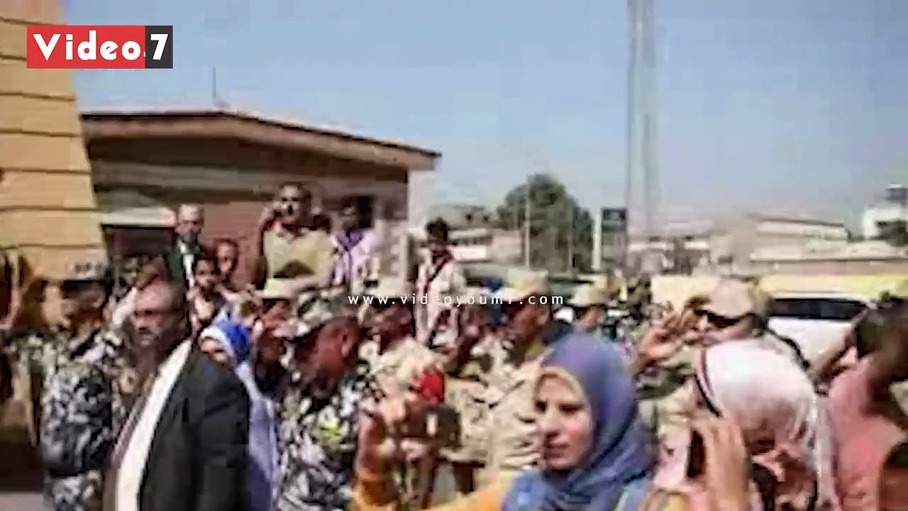 محافظ الفيوم يضع إكليل من الزهور على قبر الجندى المجهول