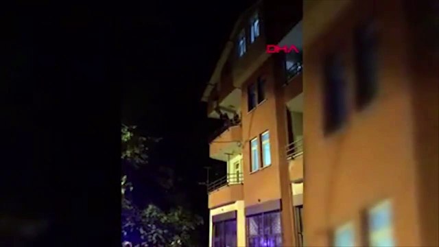 Çatı katından atlayan kadını polis kurtardı