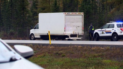 Un camon perd une roue sur l'autoroute