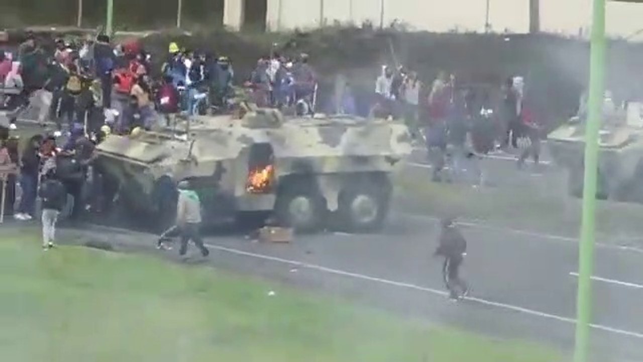 Tanqueta del Ejército fue incendiada por manifestantes en Quito