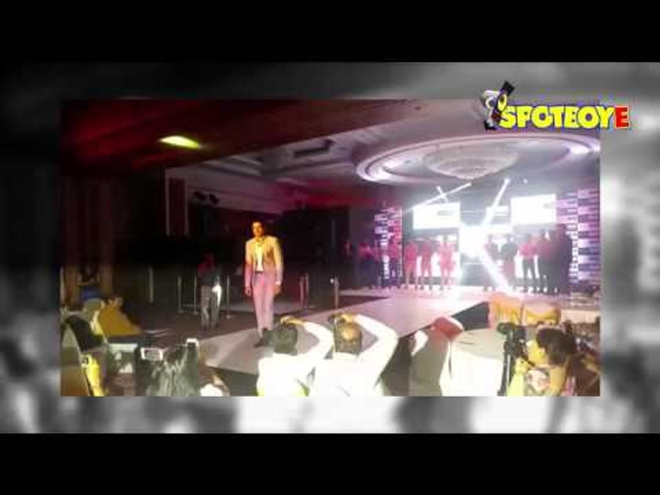 HOTNESS OVERLOADED! Watch Farhan Akhtar WALK the RAMP