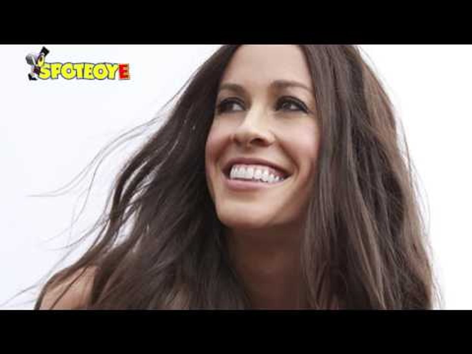 Alanis Morrisette is a MOM!