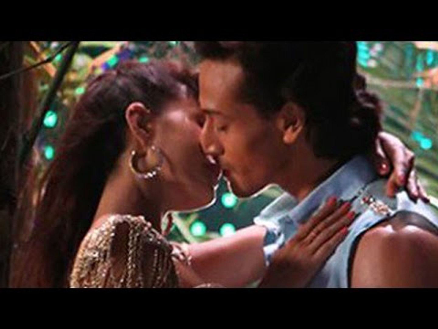 Jacqueline Fernandez & Tiger Shroff KISSED on-screen WITHOUT being asked |  Bollywood News - video Dailymotion