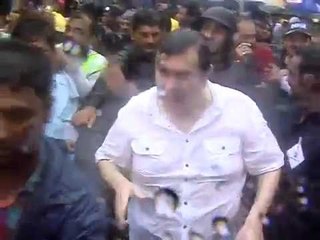 Randhir Kapoor Slaps Reporter during Ganpati Visarjan 2016 | SpotboyE