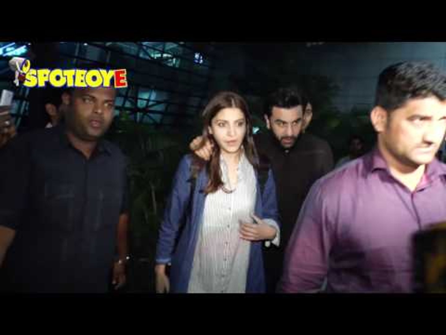 Ranbir Kapoor and Anushka Sharma were spotted at Mumbai airport recently.  While Ranbir sported a casual look in a …