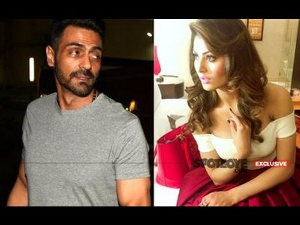 OMG! Urvashi Rautela FORCES Arjun Rampal into a LOO! | Bollywood News