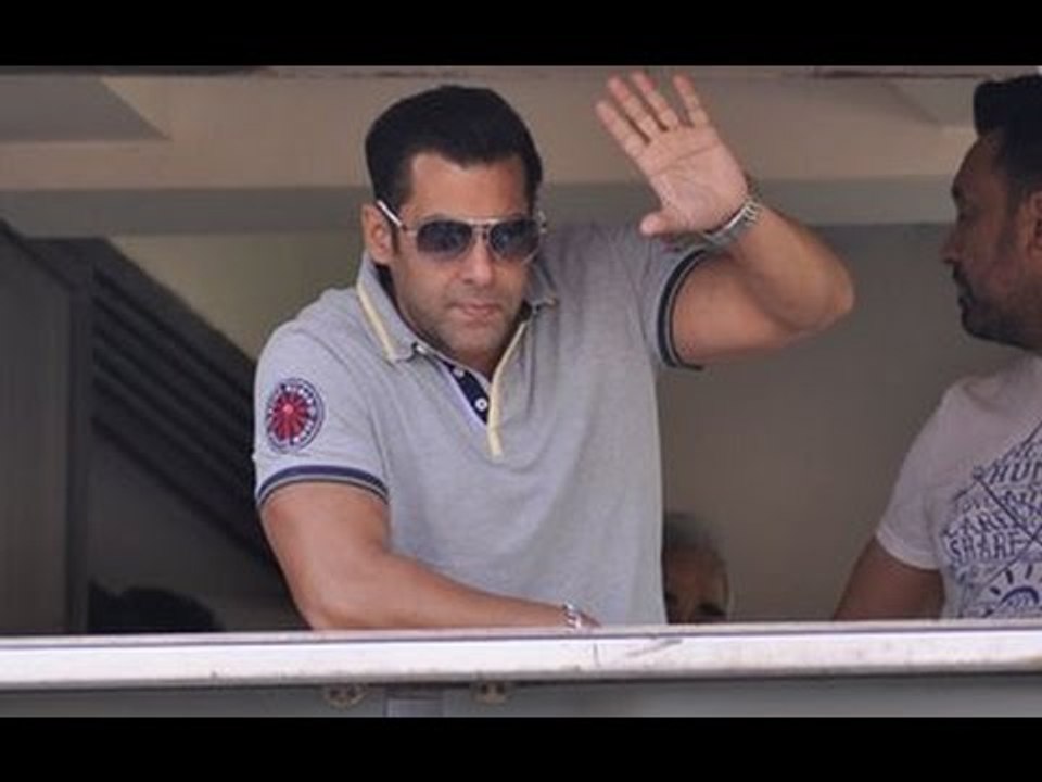 Salman Khan Out To Clean Bandstand, Will Donate 5 Mobile Toilets To The BMC | Bollywood News