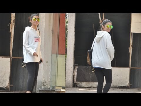 Alia Bhatt Spotted in her Casual Avatar at Bandra | SpotboyE