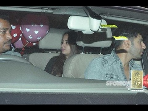 CAUGHT! Varun Dhawan on a dinner date with his Rumoured Girlfriend Natasha Dalal | SpotboyE
