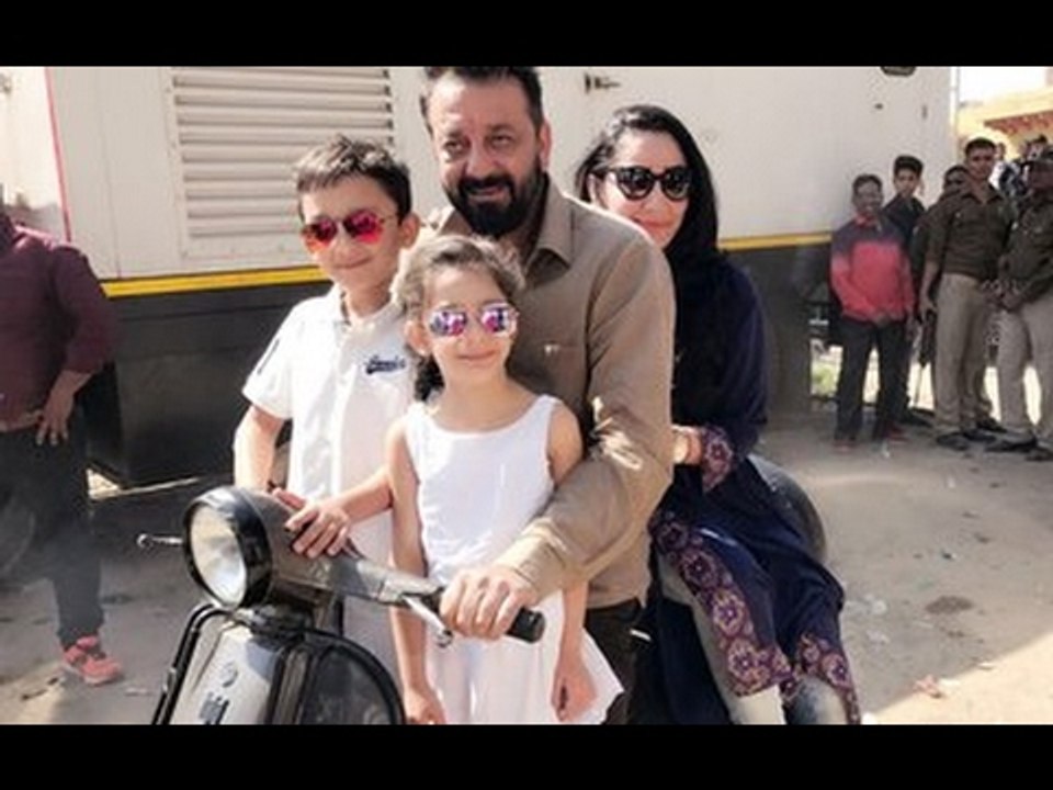 Sanjay Dutt, Maanayata Dutt and kids spend quality time in Agra! | Bollywood News | Spotboye