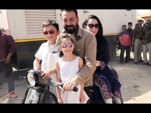 Sanjay Dutt, Maanayata Dutt and kids spend quality time in Agra! | Bollywood News | Spotboye