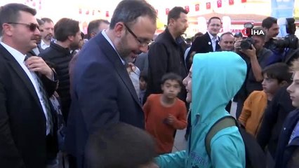 Bakan Kasapoğlu: "İnternetin cazibesini bir kenara bırakıp, kendini spora, sanata, kültüre adayan...