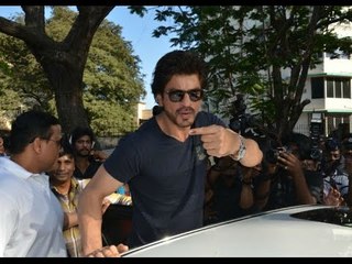 Shahrukh Khan steps out to Vote in the Mumbai Civic Polls | SpotboyE