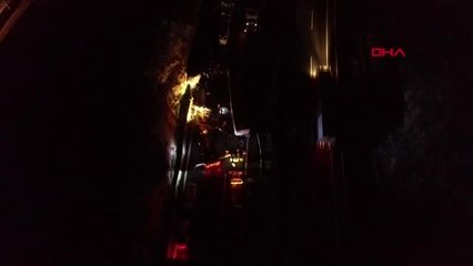 Tem otoyolu trafiğe kapandı, sürücü parçalanan tır'dan hafif sıyrıklarla çıktı